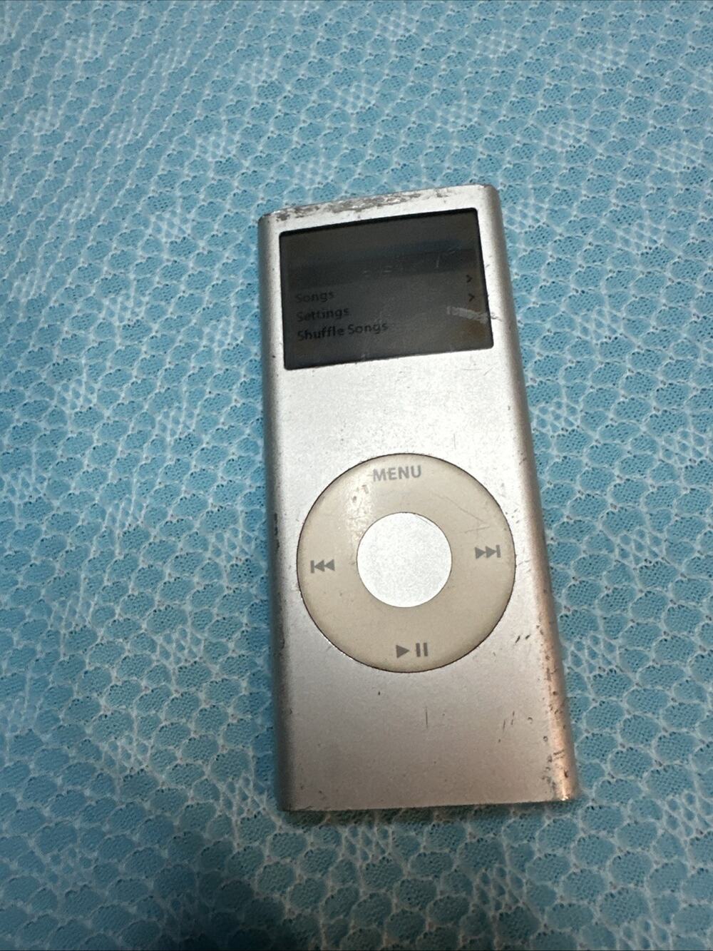 Apple iPod Classic 2GB Silver MP3 Battery Works But Screen Is Frozen And No Top.